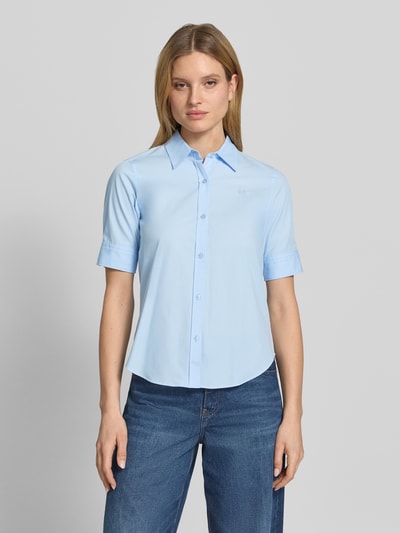 Frauenmodel trägt Oversized Hemdbluse aus reiner Baumwolle Modell 'The Summer Shirt' von HUGO, Optik: Unifarben, Popeline, Ganzkörperansicht von vorne.
