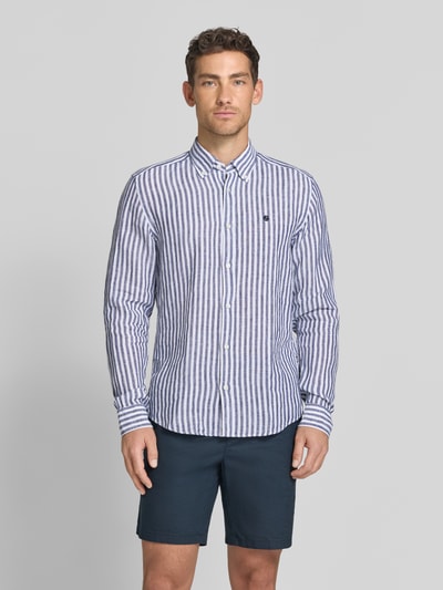 Männermodel trägt Regular Fit Leinenhemd mit Button-Down-Kragen Modell 'H-LIAM-BD' von BOSS, Two Tone Optik, Nahaufnahme Oberkörper.