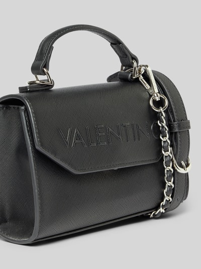 Produktfoto, Shoulder Bag in schwarzer Leder-Optik Modell 'Pandia' von VALENTINO BAGS mit Überschlag, Hauptfach, Ketten-Detail, Logo-Detail, Reißverschluss, Breite 20 cm, Länge 14 cm, Tiefe 7 cm, abnehmbarer Schulterriemen 117 cm.