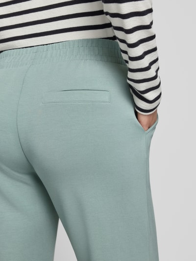 Vrouwenmodel draagt Cropped Sweatpants met elastische band en steekzakken van Christian Berg Woman, materiaalmix met modal, detailopname achterkant.
