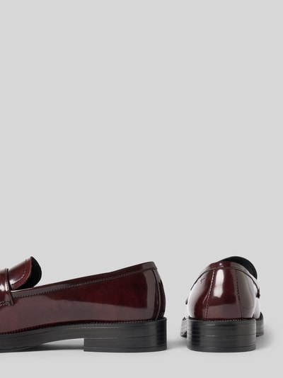 Produktfoto, Loafer mit Dornschließe-Detail von Tamaris, Damen Loafer glänzend bordeauxfarben, glatte Oberfläche, dezente Nähte