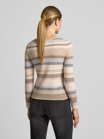 Frauenmodel trägt Regular Fit Longsleeve aus reinem Kaschmir von Christian Berg Woman in Strick-Optik mit beigen, grauen und weißen Streifen, Rückenansicht, Ganzkörperansicht Rückansicht.