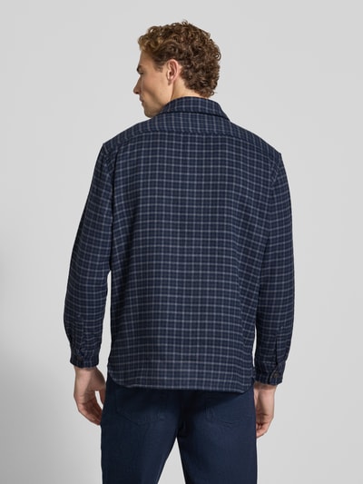 Männermodel trägt Regular Fit Overshirt mit Karo-Muster von Christian Berg Men in Dunkelblau, Baumwollstruktur, Ganzkörperansicht Rückansicht.