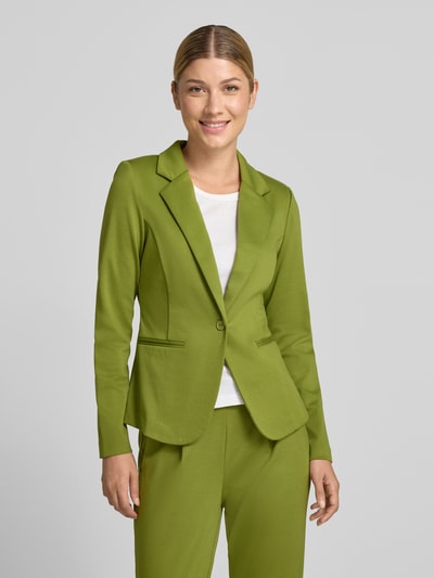Frauenmodel trägt Blazer mit Viskose-Anteil Modell 'Kate' von ICHI in Grün, taillierte Passform, Reverskragen, Ganzkörperansicht von vorne.