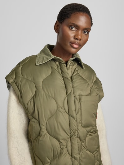 Frauenmodel trägt Steppjacke mit Umlegekragen Modell 'MCOGIUGNIO' von MAX&Co. in Olivgrün, glatte Struktur, Nahaufnahme Oberkörper. Damen Steppjacke von MAX&Co.