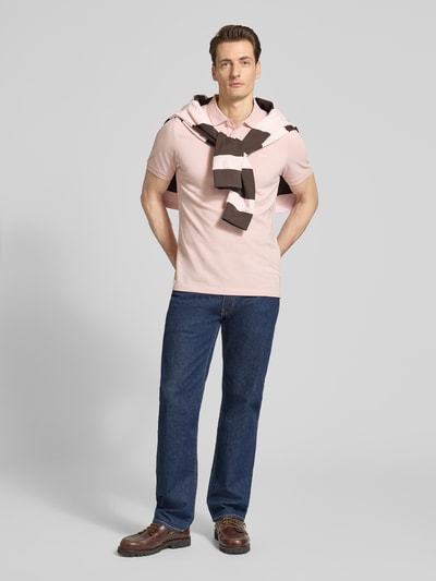 Männermodel trägt Regular Fit Poloshirt aus reiner Baumwolle von s.Oliver RED LABEL, unifarben, kurzarm, Piqué, Ganzkörperansicht von vorne.