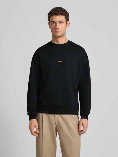 Männermodel trägt Regular Fit Sweatshirt aus reiner Baumwolle Modell 'DUBRAXO' von HUGO, Optik: Unifarben, Ganzkörperansicht von vorne.