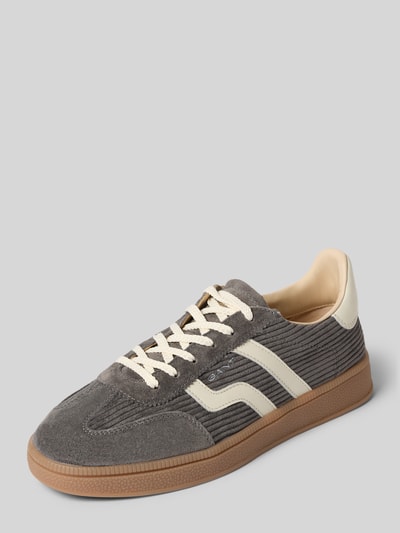 Produktfoto, grauer und beigefarbener Sneaker aus echtem Rindsleder Modell 'Cuzima' von GANT, strukturierte Oberfläche, Damen Sneaker