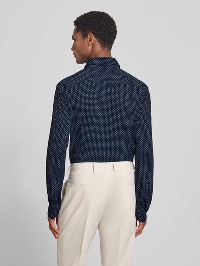 Mannelijk model draagt donkerblauw slim fit zakelijk overhemd met kentkraag model 'KENNO' van HUGO, rugaanzicht, heren.