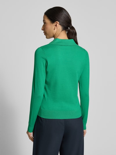 Vrouwenmodel draagt Regular Fit Longsleeve uit viscosemix met polokraag van Christian Berg Woman, groene kleur, getailleerde pasvorm, ruglengte 54 cm, mouwlengte 62 cm, gebreide look, achteraanzicht van volledige lichaam