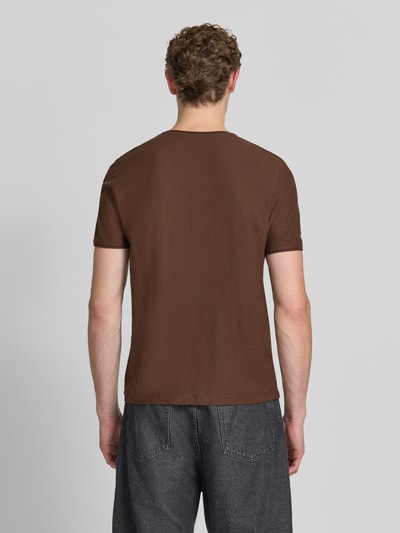 MCNEAL t-shirt z dekoltem w serek i zrolowanym brzegiem Błotnisty 5