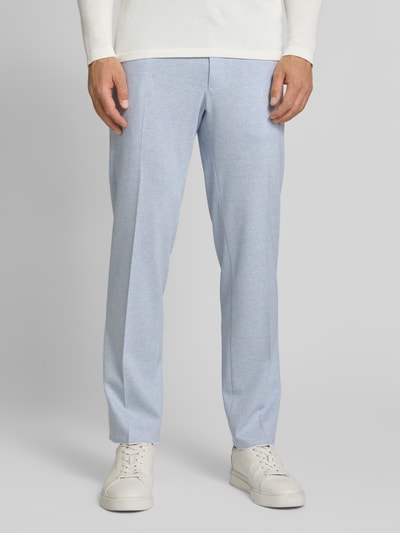 Männermodel trägt Slim Fit Anzughose aus Viskose-Mix Modell 'Brad' von JOOP! Collection, hellblau, Bügelfalten, Nahaufnahme Oberkörper bis Schuhe.