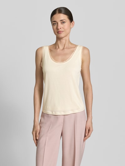 Kobiece modelka nosi top Tanktop mit Rundhalsausschnitt und abgerundetem Saum od Jake*s Casual w kolorze jasnego kremu, ozdobne obszycie, okrągły dekolt, krój loose fit, lekko zaokrąglony dół, długość tyłu przy rozmiarze S: 36 cm, całkowity widok z przodu