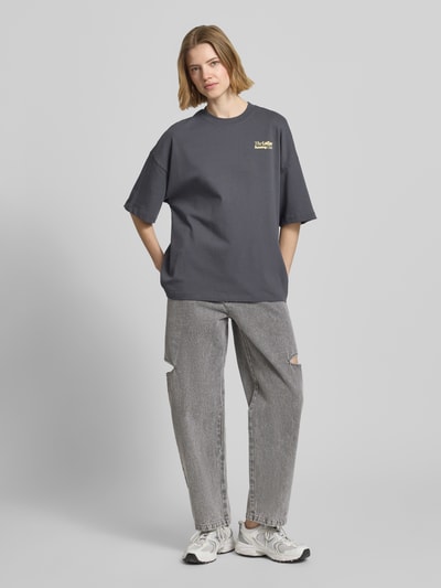 Frauenmodel trägt Mom Fit Jeans mit Cut Out von Karo Kauer, graue Baumwolle, 5-Pocket-Design, Ganzkörperansicht von vorne.