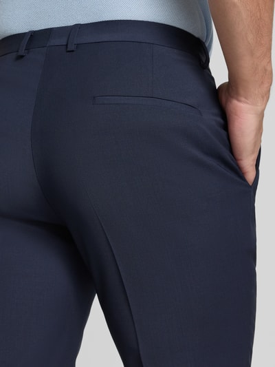Mężczyzna nosi Super Slim Fit Anzug aus Woll-Mix Model 'ARTI/HESTEN' od HUGO, jednokolorowy, materiał garnituru gładki, detailaufnahme tylna partia ciała.