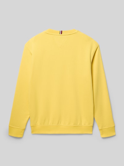 Produktfoto, Regular Fit Sweatshirt aus Baumwoll-Mix von Tommy Hilfiger Teens in Optik: Unifarben, Label-Print, Kragenform: Crew Neck, Ärmelform: langarm, Ärmelabschluss: gerippt, Rumpfabschluss: gerippt, Materialverarbeitung: Sweat, Material: Baumwoll-Mix, gelbe Farbe, feine strukturierte Oberfläche