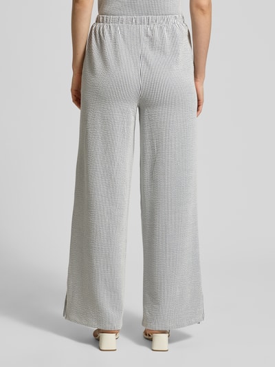 Frauenmodel trägt Wide Leg Hose mit elastischem Bund Modell 'STRIPLO' von Vila, grau-weiß gestreift, lockerer Schnitt, Baumwoll-Mix mit Stretch-Anteil, Ganzkörperansicht Rückansicht.