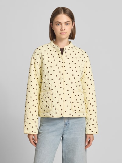 Kobiece model nosi kurtkę pikowaną Regular Fit Steppjacke aus reiner Viskose model 'RIKKE' od PIECES, jasny żółty z brązowymi kropkami, pełen przód, Ganzkörperansicht von vorne.