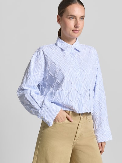 Vrouwenmodel draagt Cropped Hemdbluse aus Baumwoll-Mix Model 'Leo' van YAS met structuurpatroon, overhemdkraag, met lange mouwen, kleur lichtblauw, katoenmix, ruglengte maat 36: 48 cm, mouwlengte maat 36: 54 cm, close-up bovenlichaam van voren.