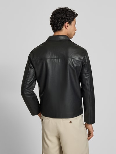 Männermodel trägt Regular Fit Jacke in Leder-Optik Modell 'JACK' von Only & Sons, Optik: Unifarben, Materialverarbeitung: Glattleder-Optik, Ganzkörperansicht Rückansicht.