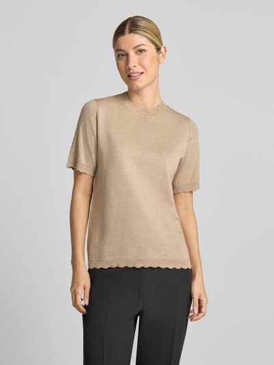 Vrouwenmodel draagt regular fit t-shirt van viscosemix Model 'Morla' van b.young, beige, geschulpte zoom, korte mouw, ronde hals, Ganzkörperansicht von voren. Ruglengte maat S: 57 cm, mouwlengte maat S: 25 cm.