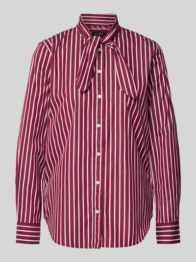Vrouwenmodel draagt overhemdblouse met knoopsluiting, rood-wit gestreept, puur katoen, los model, strikdetail, Model 'NUSILA' van Lauren Ralph Lauren, Ganzkörperansicht van voren.