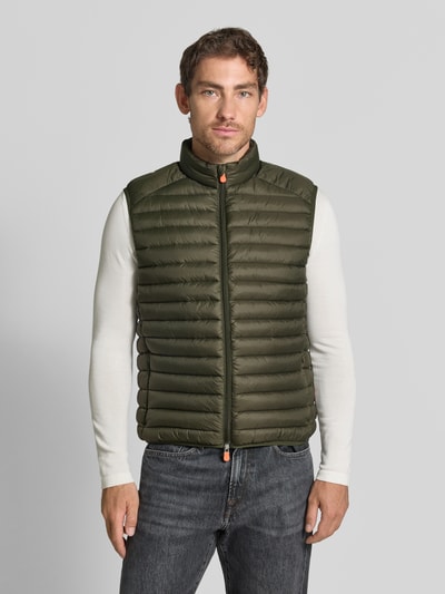 Männermodel trägt olivgrüne bodywarmer mit opstaande kraag, tweewegritssluiting, regular fit Model 'ADAM' van Save The Duck, Heren, Ruglengte maat M 61 cm, Schouderbreedte 45 cm, Borstwijdte 57 cm, Ganzkörperansicht von vorne
