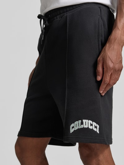 Männermodel trägt Regular Fit Shorts mit Tunnelzug von COLUCCI aus reiner Baumwolle mit Label-Stitching, Nahaufnahme Oberschenkel.