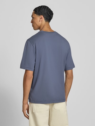 Männermodel trägt Regular Fit T-Shirt aus puur katoen van Officine Générale in blauw, ruglengte bij maat M 68 cm, ganzkörperansicht rückansicht.