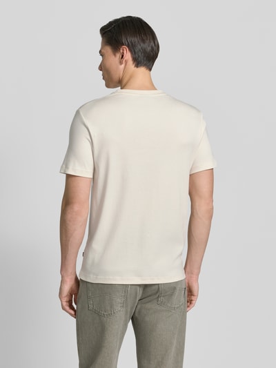 Männermodel trägt T-Shirt mit Logo-Stitching Modell 'Priamo' von JOOP! Collection aus Reiner Baumwolle, Gerader-Schnitt, Rückenlänge 69 cm, Ganzkörperansicht Rückansicht.