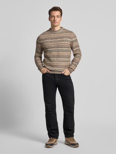 Männermodel trägt Regular Fit Strickpullover mit Woll-Anteil von MCNEAL, Material-Mix, gerippte Abschlüsse, Rundhalsausschnitt, Ganzkörperansicht von vorne.