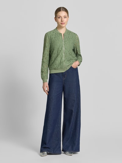 Frauenmodel trägt Regular Fit Blouson aus Baumwoll-Mix Modell 'HONEY' von Vero Moda, Florales-Allover-Muster, Häkel-Textur, Ganzkörperansicht von vorne.