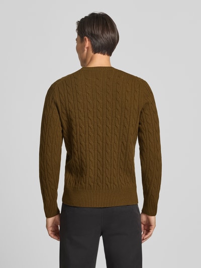 Männermodel trägt Regular Fit Pullover aus reiner Wolle von Lacoste in Braun mit Zopfmuster, Herren Pullover, Ganzkörperansicht Rückansicht.