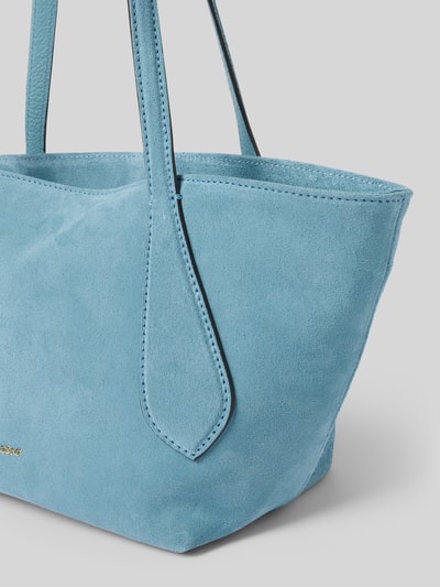 Produktfoto, Handtasche in Flecht-Optik Modell 'Carina' von Abro, hellblaues Wildleder, sichtbare feine Textur, goldfarbenes Logo, abnehmbarer Schulterriemen, Reißverschluss, Maße 47x24x15 cm, Schulterriemen 58 cm.