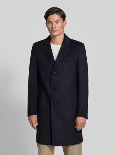 Männermodel trägt dunkelblauen Slim Fit Mantel aus Woll-Kaschmir-Mix Modell 'H-Hyde-264' von BOSS, Herren Mantel, Ganzkörperansicht von vorne.