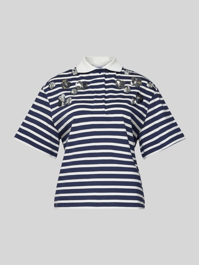Produktfoto, T-Shirt mit Polokragen von Rich & Royal in Weiß und Dunkelblau mit Streifen, Zierbesatz, reine Baumwolle, Regular Fit, kurze verdeckte Knopfleiste