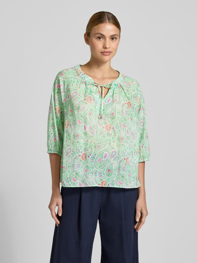 Frauenmodel trägt Regular Fit Bluse mit 3/4-Arm von Milano Italy, Allover-Muster in Grün, Rundhalsausschnitt mit Schnürung, reine Baumwolle, Ganzkörperansicht von vorne.