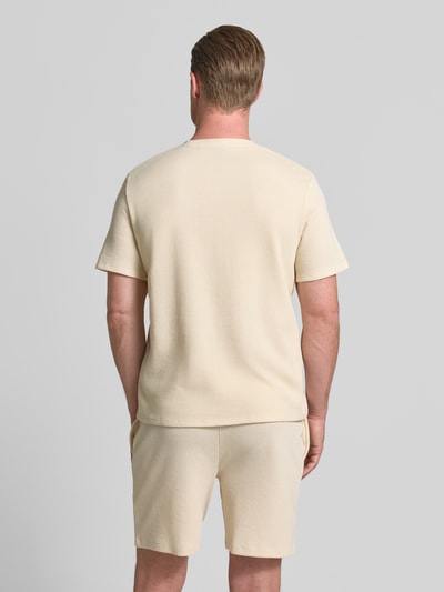 Männermodel trägt Regular Fit T-Shirt aus Baumwoll-Mix von BOSS in Unifarben mit Waffelstruktur, Rückansicht, Ganzkörperansicht.