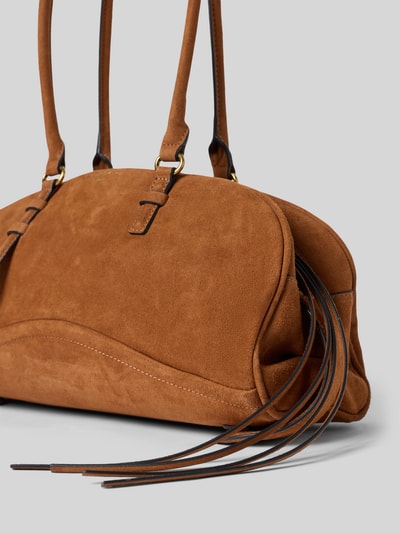 Produktfoto, Pochette aus Leder Modell 'CAPRI' von LIEBESKIND BERLIN in warmem Braun, strukturierte Oberfläche, sichtbarer Reißverschluss, Markenlabel, Tragehenkel und Fransen, Seitenansicht.