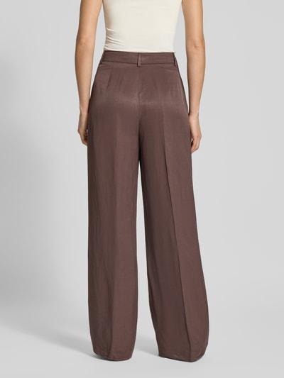 Vrouwenmodel draagt Straight Fit Stoffhose mit Bügelfalten van Jake*s Cocktail in bruin met persvouwen, steekzakken, haak- en ritssluiting, detailopname rugaanzicht.