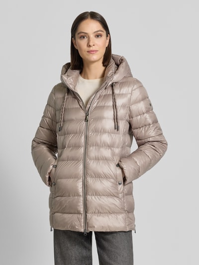 Frauenmodel trägt Regular Fit Mantel in Stepp-Optik von FUCHS SCHMITT in Beige mit Kapuze, Eingrifftaschen, Zweiwege-Reißverschluss, Ganzkörperansicht von vorne.