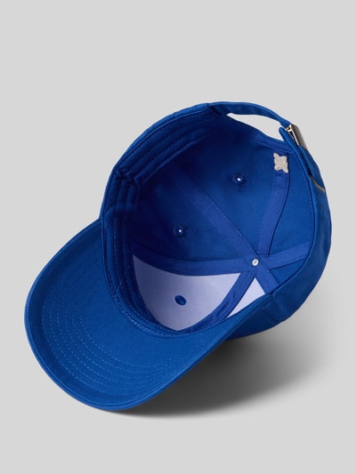 Produktfoto, Basecap aus reiner Baumwolle von Karo Kauer in kräftigem Blau, sichtbarer verstärkter Schirm, verstellbarer Riegel, Label-Stitching, Damen Basecap