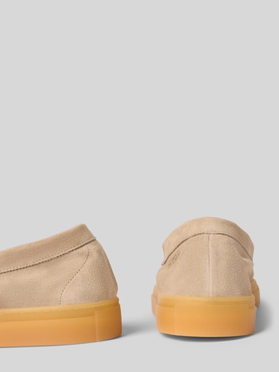 Produktfoto, Loafer aus Echtleder mit glatter Sohle von Copenhagen in Beige, abgerundete Passform, Logo-Prägung, Absatzhöhe 3 cm, Schafthöhe 7 cm, Schaftweite 11 cm, glatte Textur, Rückansicht