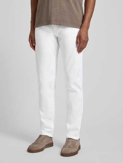 Männermodel trägt Tapered Fit Hose mit Eingrifftaschen Modell 'Lyon' von Pierre Cardin in Weiß, Baumwoll-Elasthan-Mix, Nahaufnahme Oberkörper.