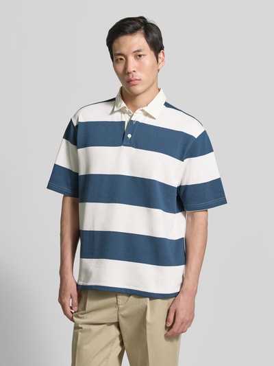 Męski model nosi Relaxed Fit Poloshirt im Allover-Look od MCNEAL, bawełniany miks, krój relaxed fit, paski, widok całej sylwetki z przodu.
