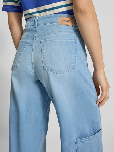 Frauenmodel trägt Wide Leg Jeans mit Cargotaschen Modell 'LIVA SEAM CARGO' von Angels, hellblauer Baumwoll-Mix, Detailaufnahme Rückansicht.