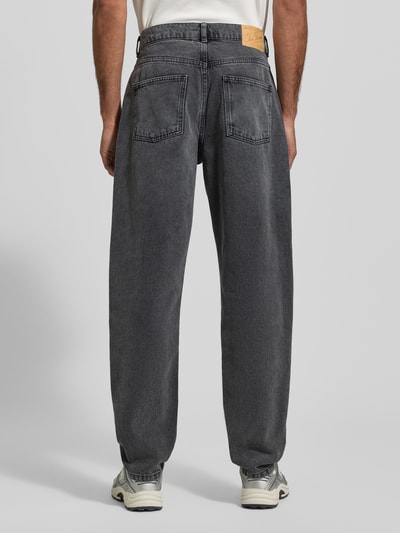 Männermodel trägt Straight Fit Jeans im Used-Look Modell 'Ryder' von Les Deux aus reiner Baumwolle, Eingrifftaschen, Rückansicht Ganzkörperansicht.