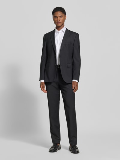 Männermodel trägt Slim Fit Businesshemd aus reiner Baumwolle von Jake*s in Weiß, kombiniert mit dunklem Anzug, Ganzkörperansicht von vorne.
