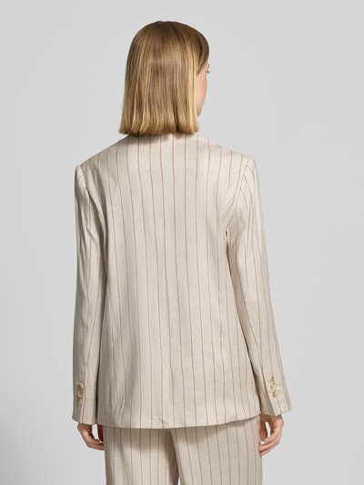 Frauenmodel trägt Blazer aus Leinen-Mix mit Pattentaschen Modell 'Nancy Miriam' von MOS MOSH in Beige mit feinen Streifen, Ganzkörperansicht Rückansicht. Rückenlänge 70 cm, Brustweite 52 cm, Ärmellänge 62 cm, Straight Fit, Reverskragen, Knopfverschluss, Leinen-Mix mit Viskose-Anteil.