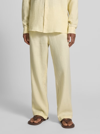 Männermodel trägt Leinenhose mit elastischem Bund von MCNEAL in Creme, Regular-Fit, reines Leinen, Tunnelzug, Ganzkörperansicht von vorne.